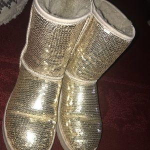 GOLD UGG